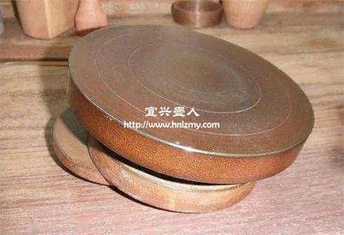 制作紫砂壺的轉(zhuǎn)輪盤