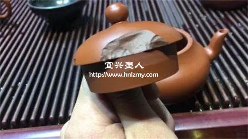 紫砂壺內(nèi)外顏色不同是化工壺嗎