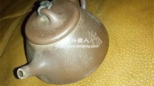 使用自來(lái)水煮紫砂壺很容易留下白霜