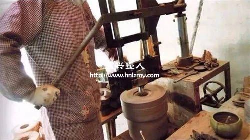 制作機車紫砂壺的滾壓機