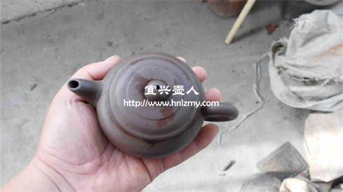 一把剛剛生產(chǎn)出來(lái)的機(jī)制壺