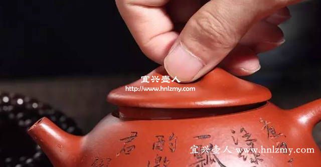 旋轉(zhuǎn)壺蓋聽(tīng)紫砂壺聲音