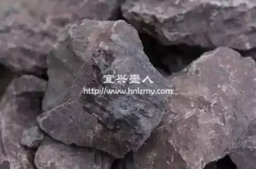 紫砂原礦是以礦石的模樣出現